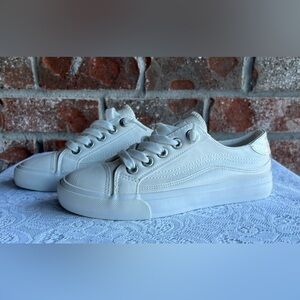 Blowfish White Leather Sneakers Women’s Size 6 Preppy Casual Lace Up